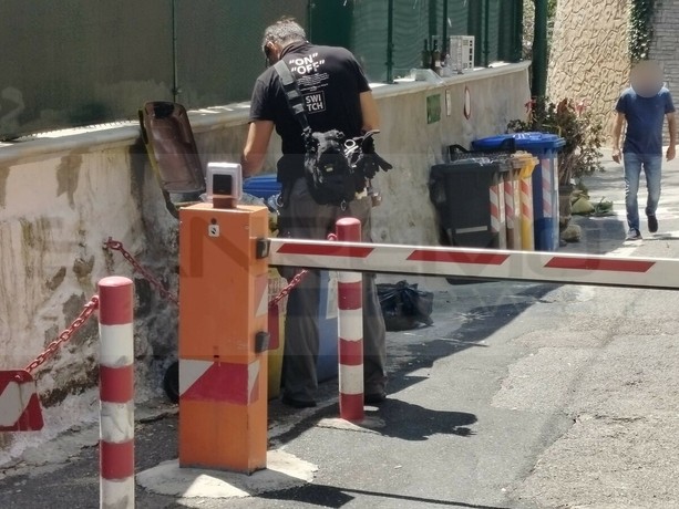 Morte della 58enne in via Hope a Sanremo, nuovi sopralluoghi dei Carabinieri e cassonetti passati al setaccio (Foto e Video) Morte della 58enne in via Hope a Sanremo, nuovi sopralluoghi dei Carabinieri e cassonetti passati al setaccio (Foto e Video)