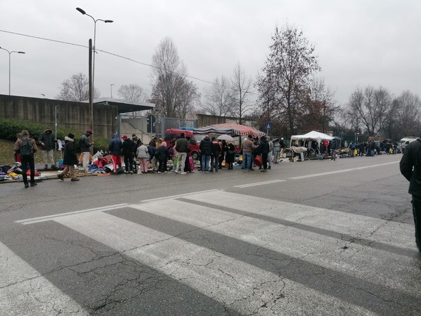 In via Carcano torna il suk. La denuncia: “Nessun presidio della Polizia Locale"