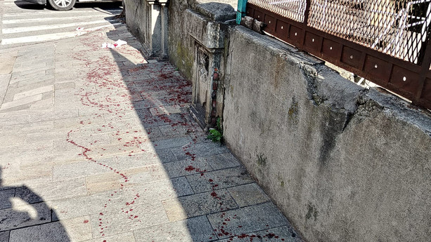 Savona, paura a Villapiana: aggredisce un uomo accoltellandolo al braccio e scappa in monopattino