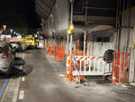 Sanremo, auto centra il ponteggio e fugge: strada chiusa per ore in corso Trento (Foto)