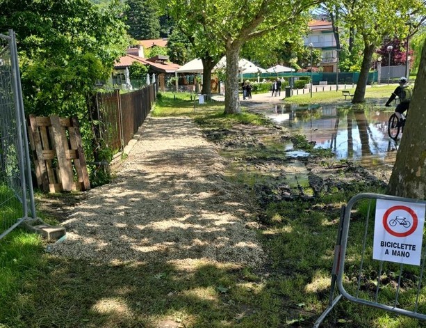 Il lungolago di Gavirate sott'acqua ogni volta che piove. Il Comune attiva una passerella pedonale drenante