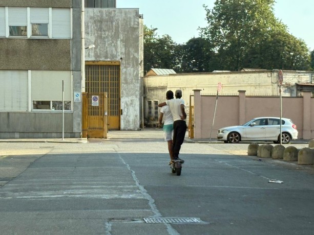 Giro di vite dei Civich sui monopattini: a Torino più multe per malasosta e guida senza casco