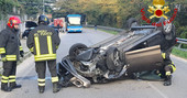 FOTO. Incidente stradale tra due auto a Varese, macchina ribaltata in via Gaggio