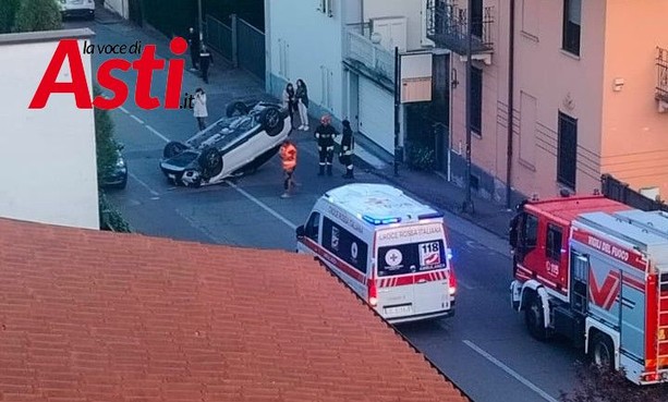 Asti: auto ribaltata in zona Fortino