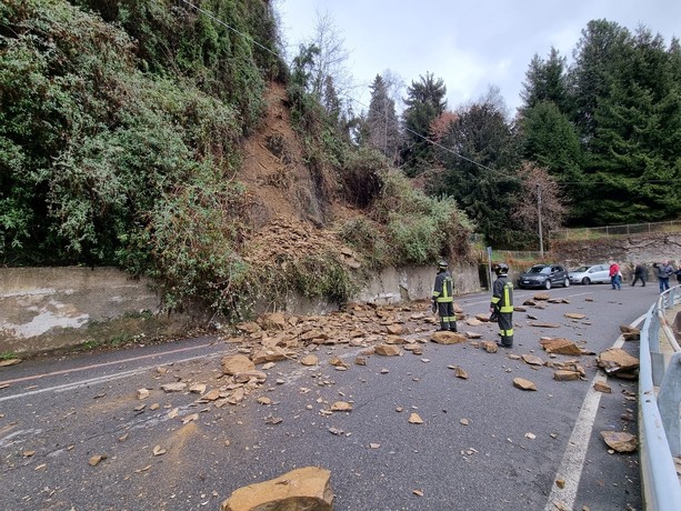 FOTO. Frana sulla provinciale a Cadegliano Viconago, tre le auto coinvolte. Nessun ferito e strada chiusa FOTO. Frana sulla provinciale a Cadegliano Viconago, tre le auto coinvolte. Nessun ferito e strada chiusa