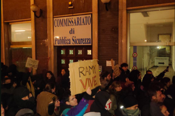 Corteo per Ramy, otto misure cautelari per gli scontri davanti al commissariato e alla caserma: oltre 30mila euro di danni