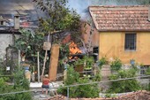 Sanremo: magazzino distrutto da un incendio in strada Borgo Tinasso, a rischio anche una abitazione (Foto e Video)
