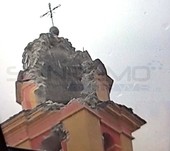 Violento temporale in alta Valle Argentina: un fulmine colpisce il campanile della chiesa di Corte (Foto) Violento temporale in alta Valle Argentina: un fulmine colpisce il campanile della chiesa di Corte (Foto)