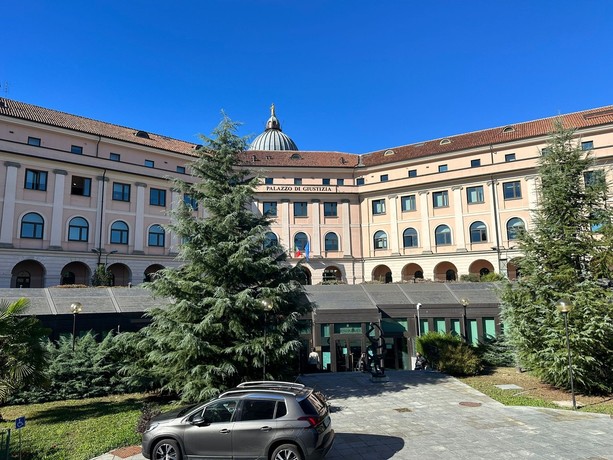 Professore accusato di atti sessuali su due studentesse di 15 e 16 anni: giudizio immediato ad Asti