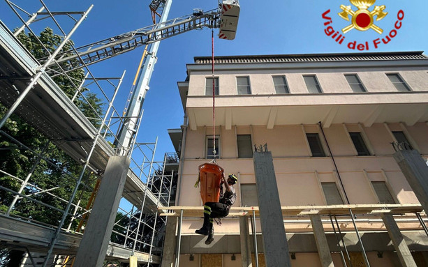 FOTO. Operaio cade da un'impalcatura del cantiere dell'ospedale di Tradate: salvato con l'autoscala dei vigili del fuoco FOTO. Operaio cade da un'impalcatura del cantiere dell'ospedale di Tradate: salvato con l'autoscala dei vigili del fuoco