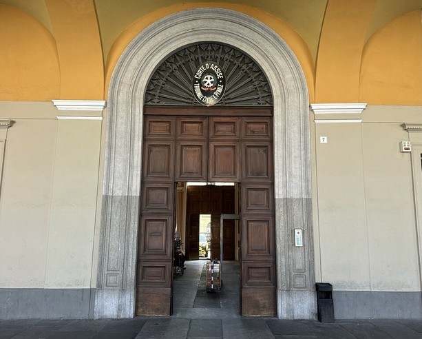 La maniglia gli rimase in mano, fatale la caduta mentre apriva la porta: tecnico comunale a processo per omicidio colposo