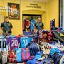Maglie da calcio &quot;tarocche&quot; al mercato, la Finanza sequestra 820 capi contraffatti: ambulante denunciato