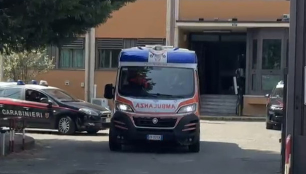 Varese, bloccata dai carabinieri e portata in ospedale la donna che ha tentato di sottrarre alcuni bambini in città