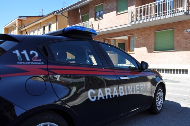 Avevano trafugato 300 bottiglie di vini pregiati e due automobili: quattro misure cautelari dai Carabinieri della compagnia di Bra