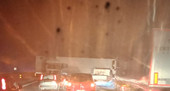 Notte di passione in autostrada: tir di traverso manda in tilt il traffico
