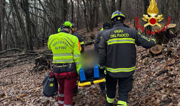 Cade dalla bici in un sentiero nei boschi di Vergiate, 62enne salvato da Soccorso Alpino e Vigili del Fuoco