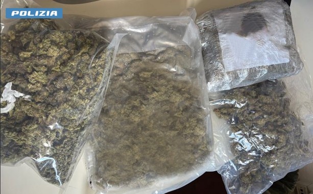 Maxi sequestro di droga della polizia di Varese: tre chili di marjuana rinvenuti in un garage. Denunciata una donna italiana