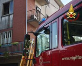 Incendio in un appartamento di Arcisate, salvo per miracolo l'anziano rimasto bloccato in una delle stanze