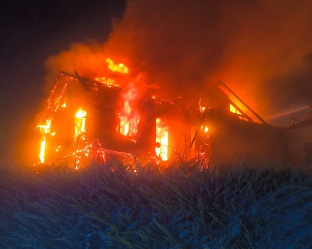 Incendio distrugge abitazione a Cherasco: mobilitati trenta vigili del fuoco con dieci automezzi [VIDEO]