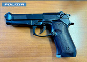 Cerca di intimidire un automobilista con una pistola, ma è un poliziotto fuori servizio: giovane denunciato Cerca di intimidire un automobilista con una pistola, ma è un poliziotto fuori servizio: giovane denunciato