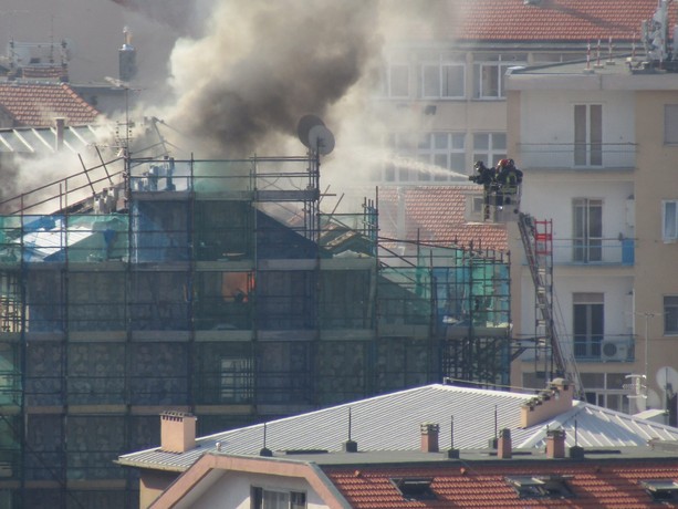 Savona, incendio tetto in via Bartoli: vigili del fuoco mobilitati (FOTO e VIDEO) Savona, incendio tetto in via Bartoli: vigili del fuoco mobilitati (FOTO e VIDEO)