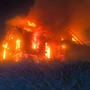 Incendio distrugge abitazione a Cherasco: mobilitati trenta vigili del fuoco con dieci automezzi [VIDEO]