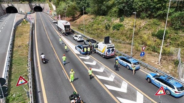 Moto contro camion sulla A12, grave una donna. Casello di Genova Est chiuso in entrata verso Genova Moto contro camion sulla A12, grave una donna. Casello di Genova Est chiuso in entrata verso Genova