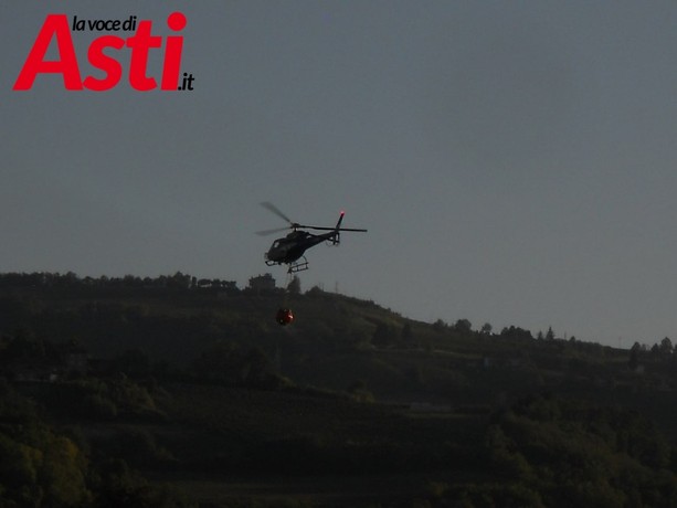 Incendio boschivo a Canelli, in corso le operazioni di spegnimento con elicottero Incendio boschivo a Canelli, in corso le operazioni di spegnimento con elicottero