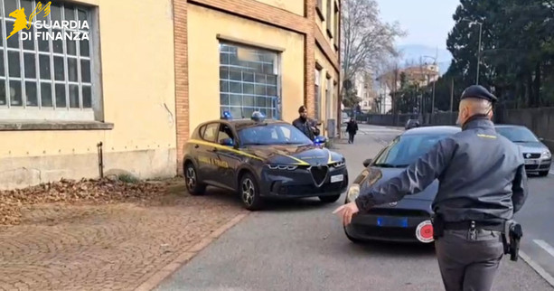 Varese, trovato in auto con una pistola pronta all'uso: pregiudicato arrestato dalla Guardia di Finanza