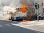 Paura a Moncalieri, un bus prende fuoco e le fiamme divorano il mezzo nel giro di pochi minuti [FOTO e VIDEO]