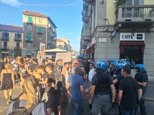 Barriera, contro-manifestazione contro il presidio "anti degrado": "La sicurezza nasce dai diritti" Barriera, contro-manifestazione contro il presidio "anti degrado": "La sicurezza nasce dai diritti"