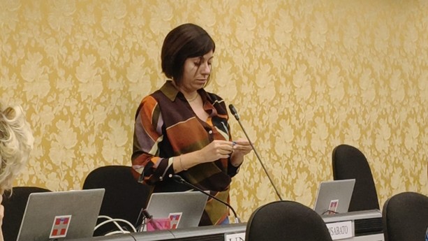 Disabato (M5S) si rolla una canna &quot;legale&quot; in aula: &quot;Lavoratori canapa trattati come criminali&quot; [VIDEO]
