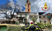 Fulmine sul campanile di Corte, droni dei Vigili del Fuoco in volo sulla frazione: 20 abitazioni in zona rossa (Video) Fulmine sul campanile di Corte, droni dei Vigili del Fuoco in volo sulla frazione: 20 abitazioni in zona rossa (Video)