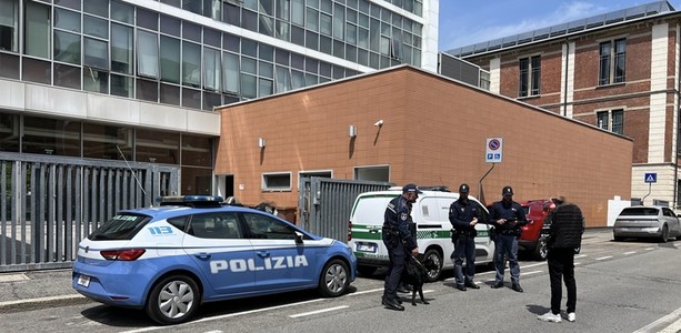 Controlli anti droga davanti alle scuole, in azione il cane poliziotto &quot;Zorro&quot;