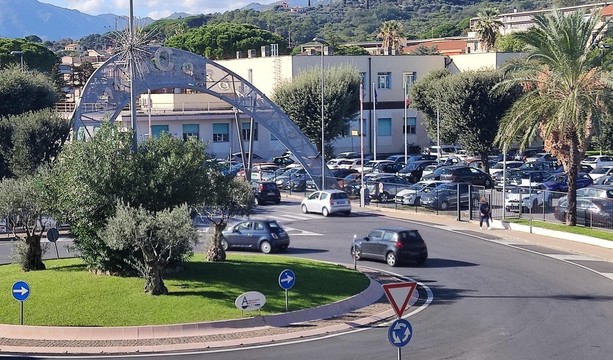 Pallare, perde il controllo della moto e finisce contro il guardrail: giovane in codice rosso al Santa Corona