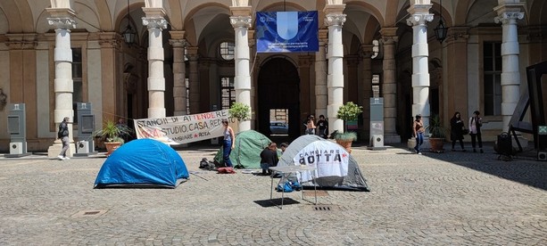 Studenti Udu accampati al Campus aggrediti nella notte. "Erano neofascisti". La Cgil: "Le intimidazioni non ci fanno arretrare" Studenti Udu accampati al Campus aggrediti nella notte. "Erano neofascisti". La Cgil: "Le intimidazioni non ci fanno arretrare"