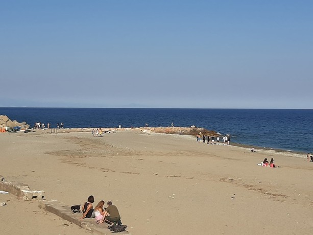 Aggredisce in spiaggia al Prolungamento tre ragazze e ne colpisce una: arrestato dalla polizia