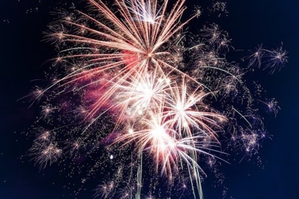 A SPASSO NEL WEEKEND. L'estate non è ancora finita nel Varesotto tra feste, serate danzanti e i fuochi d'artificio sul lago Maggiore A SPASSO NEL WEEKEND. L'estate non è ancora finita nel Varesotto tra feste, serate danzanti e i fuochi d'artificio sul lago Maggiore