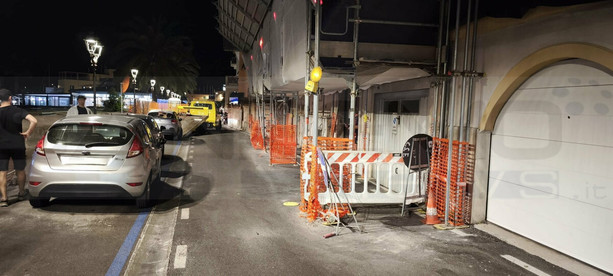 Sanremo, auto centra il ponteggio e fugge: strada chiusa per ore in corso Trento (Foto)