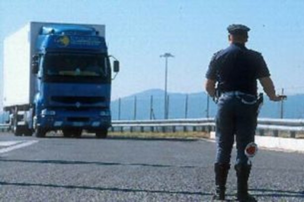 Trasporto di alimenti non refrigerati: intervento della Polizia Stradale alla barriera di Govone