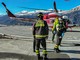 Anziano sulla carrozzina elettrica scivola in un dirupo