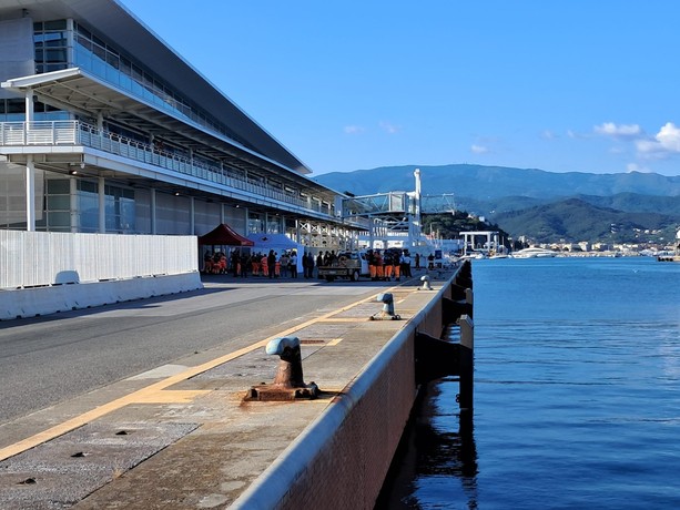 In mare da 96 ore a bordo di una barca di legno, 85 migranti soccorsi: sbarcheranno a Savona In mare da 96 ore a bordo di una barca di legno, 85 migranti soccorsi: sbarcheranno a Savona