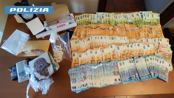 Blitz anti droga a Castelseprio, un arresto: la polizia sequestra quasi mezzo chilo di cocaina e 40mila euro in contanti Blitz anti droga a Castelseprio, un arresto: la polizia sequestra quasi mezzo chilo di cocaina e 40mila euro in contanti