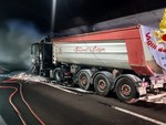 Camion in fiamme sulla A12, riaperto il tratto dopo ore di disagi: traffico ancora rallentato