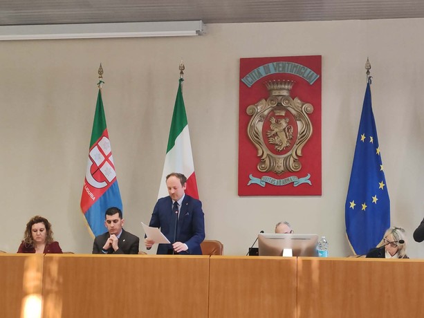 Ventimiglia, il 'caso Calcopietro' sbarca in consiglio comunale: la minoranza non ritira la mozione di sfiducia (Foto e video)