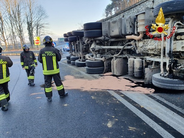 Camion si ribalta allo svincolo dell'autostrada: chiusa l'uscita di Sesto Calende in direzione Varese