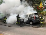 Auto in fiamme, paura in via Gasparotto