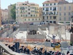 Piazza Eroi, arrivano le travi per l’ultimo livello del parcheggio: il cantiere entra nella fase decisiva (Foto) Piazza Eroi, arrivano le travi per l’ultimo livello del parcheggio: il cantiere entra nella fase decisiva (Foto)