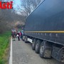 Bilico fuori strada a Vaglio Serra, traffico bloccato in Valdivaglio