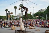 Antibes in festa: le Déantibulations celebrano 20 anni di spettacoli tra le strade Antibes in festa: le Déantibulations celebrano 20 anni di spettacoli tra le strade